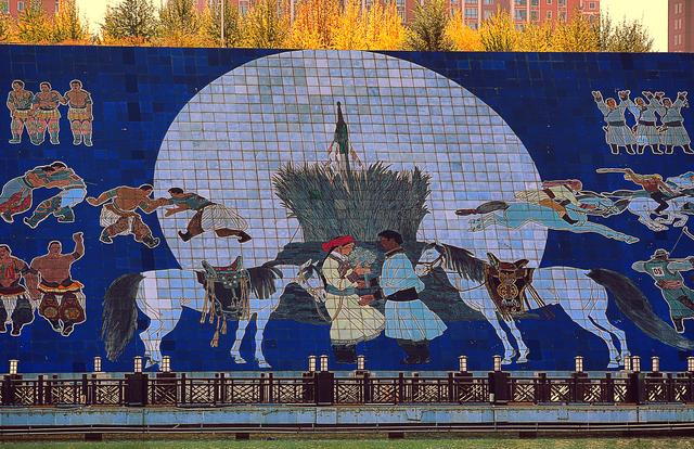 梦见小白马是什么意思，梦见大白马和小白马（全长3.8公里的康巴什乌兰木伦湖区壁画）