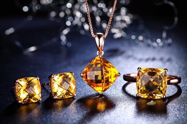 1987年属兔的适合佩戴黄金吗，87年属兔的适合佩戴黄金吗（十二生肖2019年佩戴什么样的珠宝首饰会一旺到底）