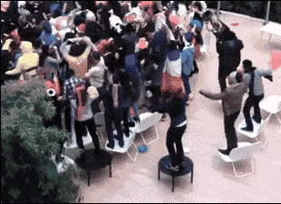 面包会有的是什么意思，面包会有的面包指的是什么意思（男友发了张空心的面包）