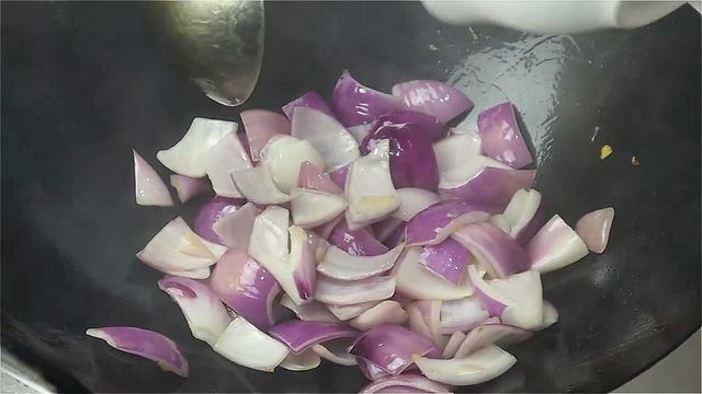 洋葱鸡蛋怎么炒，洋葱鸡蛋怎么炒好吃（洋葱炒蛋下锅顺序很重要）