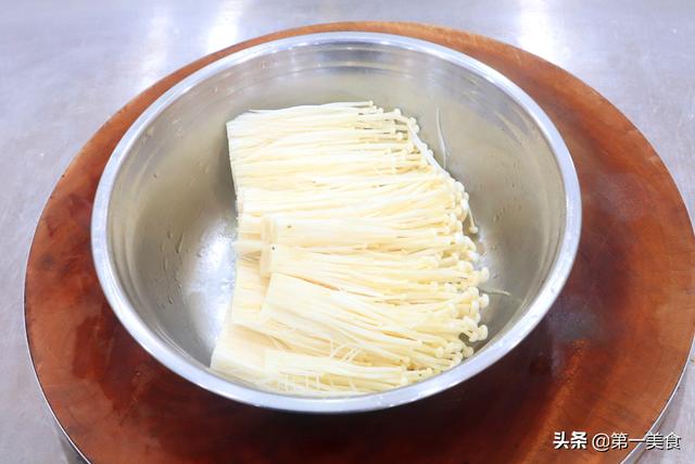 金针菇用不用焯水，金针菇到底焯水不（金针菇与茄子一锅焖你吃过吗）