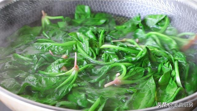 菠菜鸡蛋可以一起吃吗，菠菜跟鸡蛋可以一起给宝宝吃吗（吃过1次就忘不了）