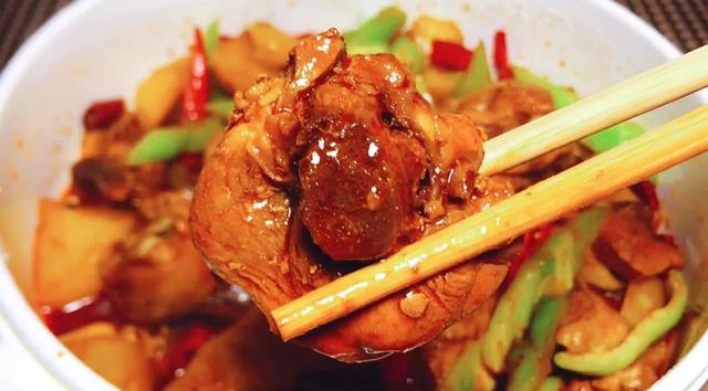 四川火锅鸡，四川正宗火锅底料配方（做成火锅鸡香辣好吃又过瘾）