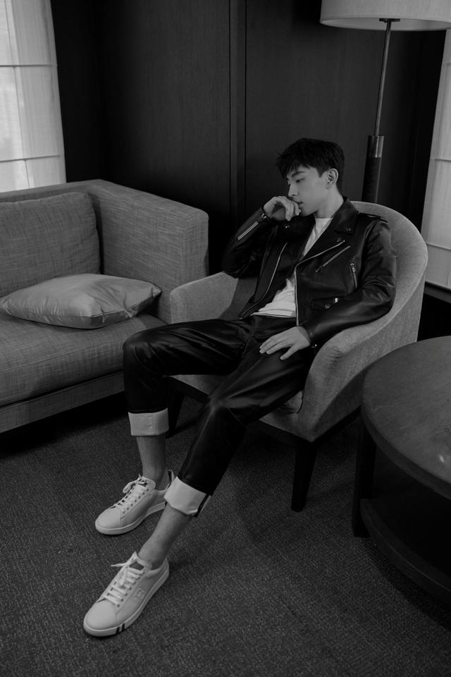 藏青色卫衣配什么裤子,藏青色卫衣配什么裤子好看图片(邓伦将藏青色