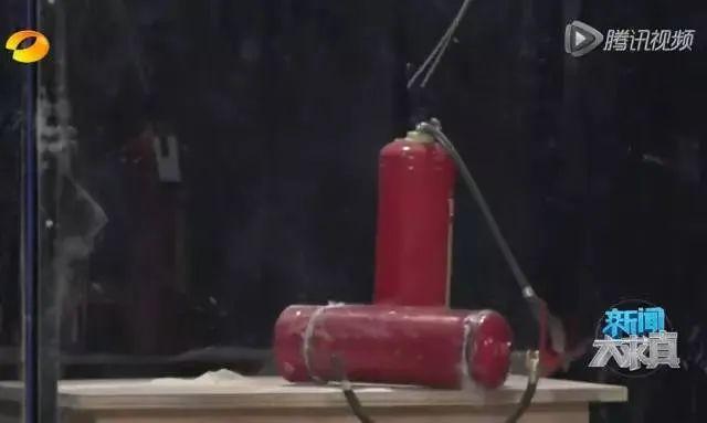 灭火器怎么看是否过期，干粉灭火器多长时间检查一次是否结块_公司干粉灭火器多长时间检查一次（鹤城消防温馨提示怎样辨别过期灭火器）