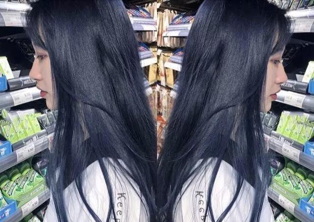 什么肤色的人适合染蓝色头发,蓝黑色染发适合什么肤色(今年很流行"