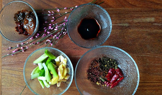 腊排骨火锅的做法，腊肉火锅做法图解（腊排骨火锅的家常做法）