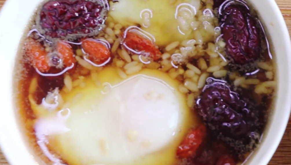 【醪糟荷包蛋】做法步驟圖 圓潤不散特別漂亮 一看就會-起舞食譜網