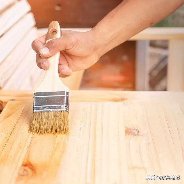 日常接觸到的木製品,表面會做油飾處理,不同區域和產品會使用到不同的