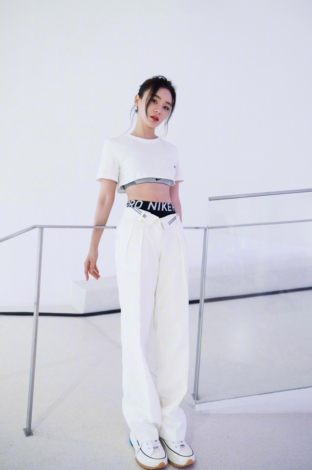 中等身材是什么样的（简直是中等身材女生的穿搭模板）