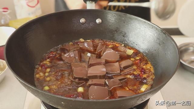 麻辣鸭血的做法，怎样做麻辣鸭血才好吃（鲜香滑嫩不破碎）