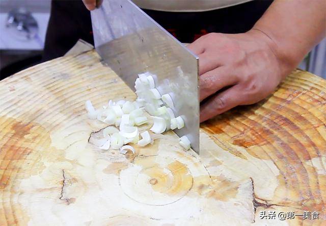 肥牛卷怎么做好吃，洋葱爆炒肥牛卷的做法——肥牛卷怎么做好吃（试试这道黑椒葱爆肥牛）