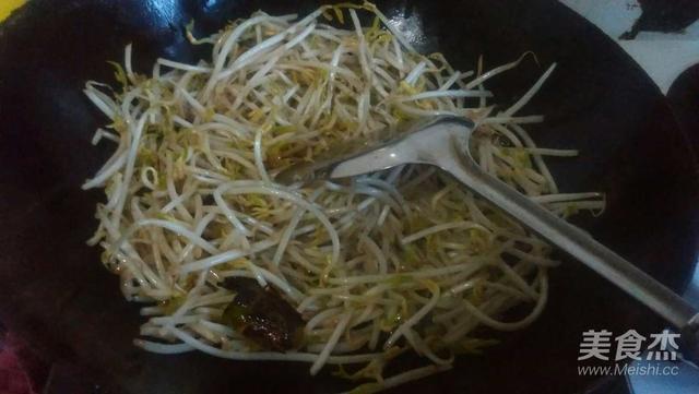 炒绿豆芽的热量是多少，水煮绿豆芽热量（一盘不到5元钱）