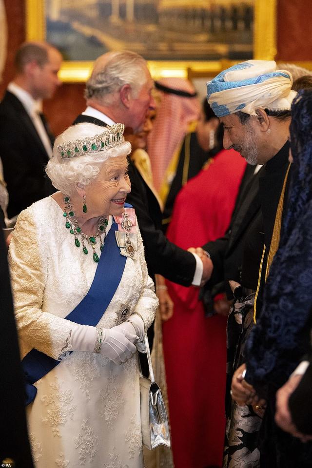 绿宝石项链的寓意，绿宝石戒指寓意（女王厚此薄彼爱它不爱它）