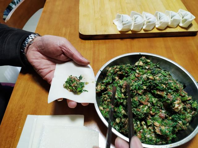 荠菜猪肉馅馄饨怎么调好吃，在我们家，但凡想不出要吃什么