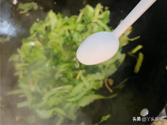 清炒芥菜的做法，难怪广东人炒芥菜那么好吃