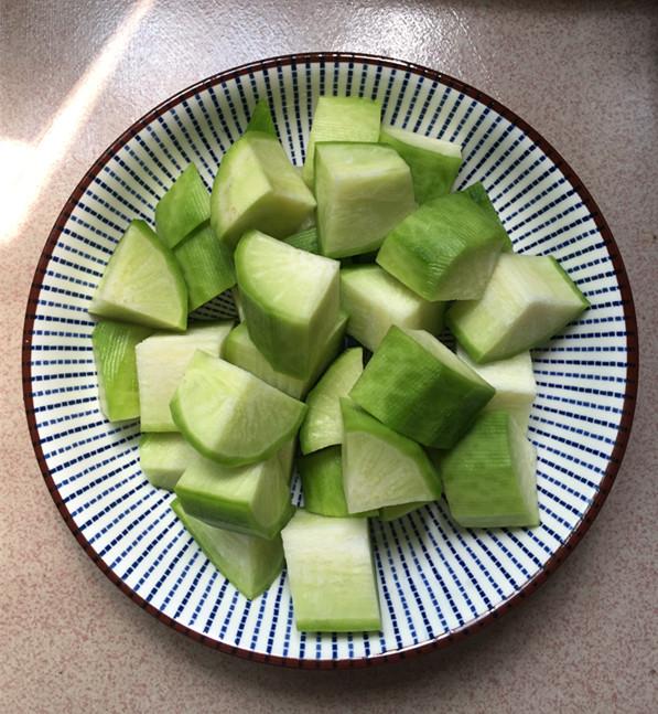 腊猪蹄炖什么好吃，腊猪蹄和什么一起炖好吃（萝卜炖腊猪蹄肉）