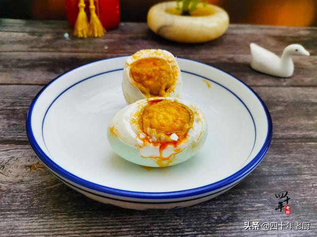 怎样做盐蛋又不咸又有油，怎样做盐蛋又不咸又有油味（干腌法不加1滴水）