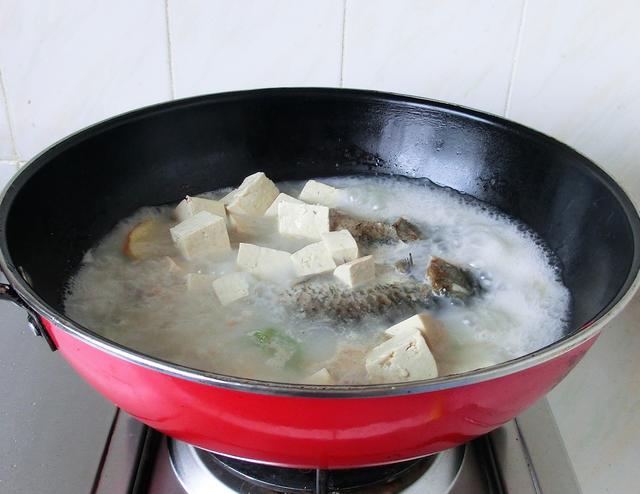 清汤豆腐鱼怎么做，清汤豆腐鱼怎么做好吃（大厨教做鲫鱼豆腐汤）