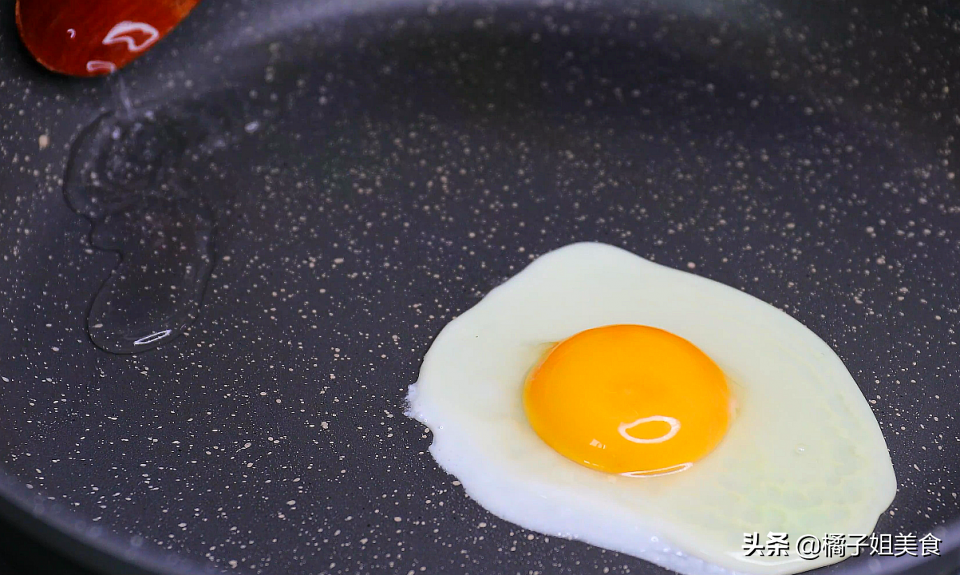 圖片[4]-荷包蛋怎么做才不會散花？教你一個小技巧 口感鮮嫩 好吃又好-起舞食譜網(wǎng)
