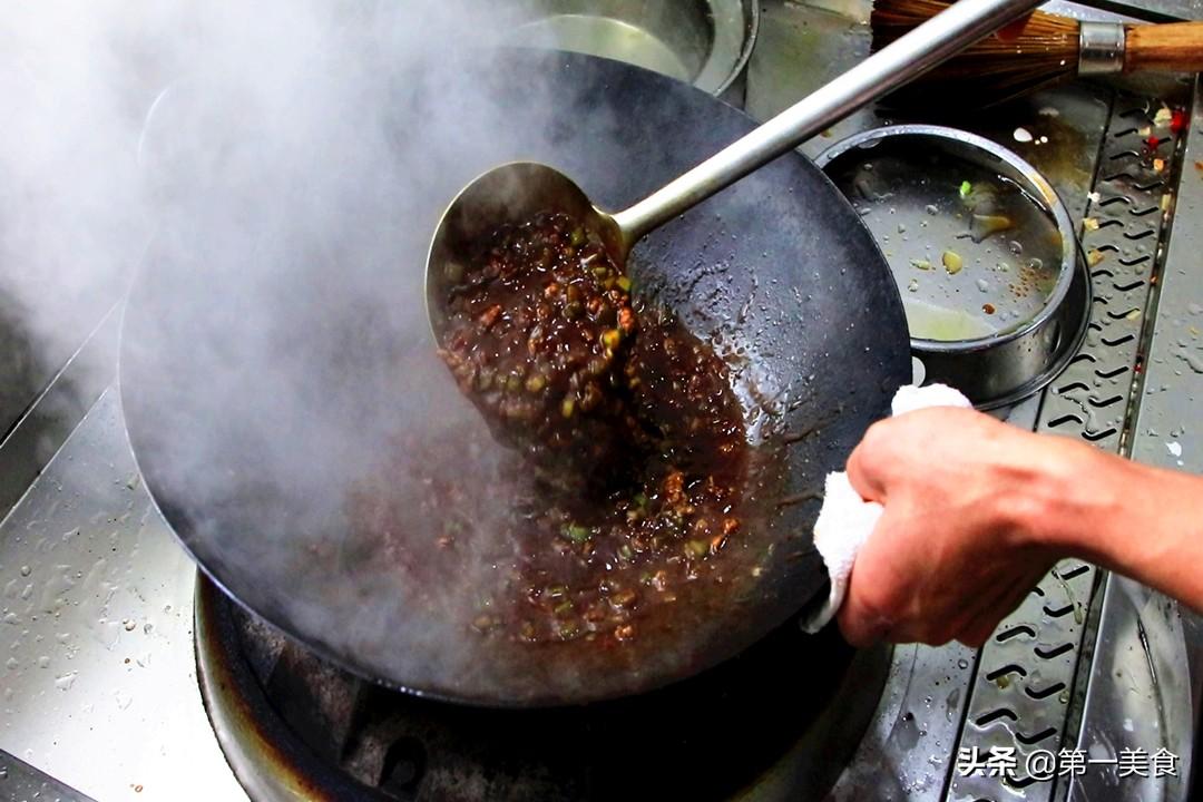炸酱面用什么酱，炸酱面用什么酱炒（做炸酱面到底用黄豆酱还是甜面酱）