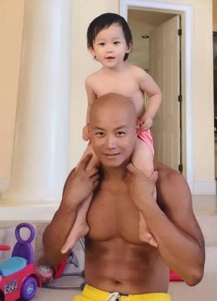 乐嘉回应强吻谢娜事件，他感情坎坷，一共有三段婚姻，三个孩子