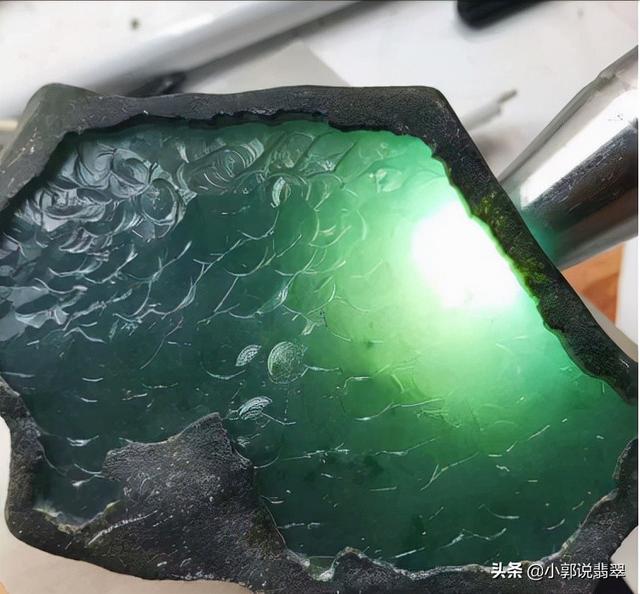 什么是真正翡翠原石，什么是真正翡翠原石图片（这样做你也能轻松辨别翡翠原石的真假）