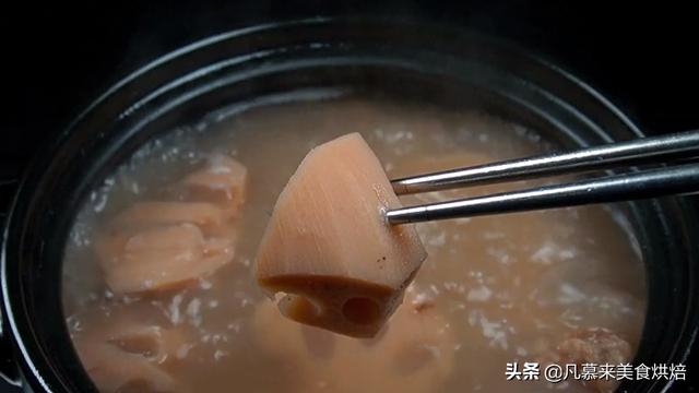 煲老藕是什么意思，我锅中煲老藕（跟着武汉煨汤非遗传承人学做莲藕排骨汤）