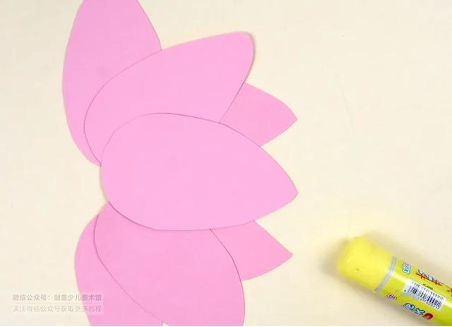 我们来学油画棒：荷花，我们来学油画棒（创意美术课程《荷花翠鸟图》）