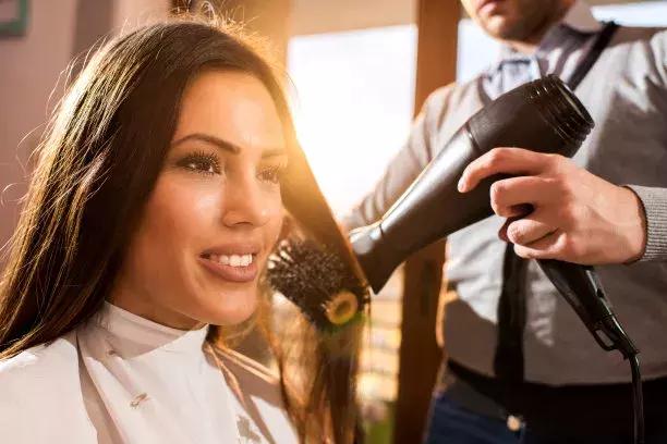 怎么让头发变直变顺，怎么让头发变直变顺滑（试试这样做）