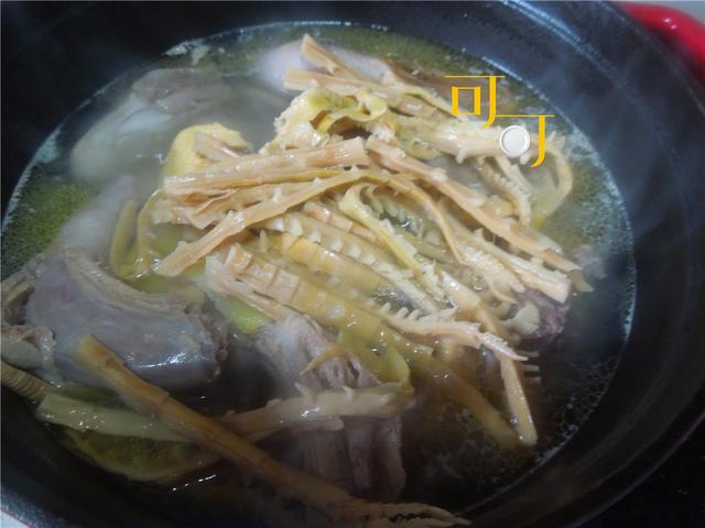 笋干老鸭煲的做法，笋干老鸭煲的做法 最正宗的做法（买只老鸭加笋干和木耳一起炖着吃）