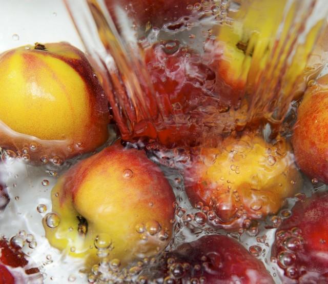 洗水果只用清水可以吗 怎么洗水果干净放心，洗水果只用清水可以吗（原来有这么多种清洗方法）