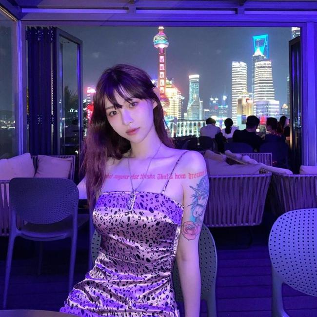 固有思维与"宅男"潜意识的默认,再加上视频中的痞幼五官与纹身与网红