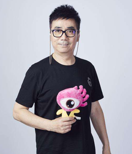 “国家一级演员”范明，33岁娶大6岁2婚总裁，今喜当爷爷超幸福