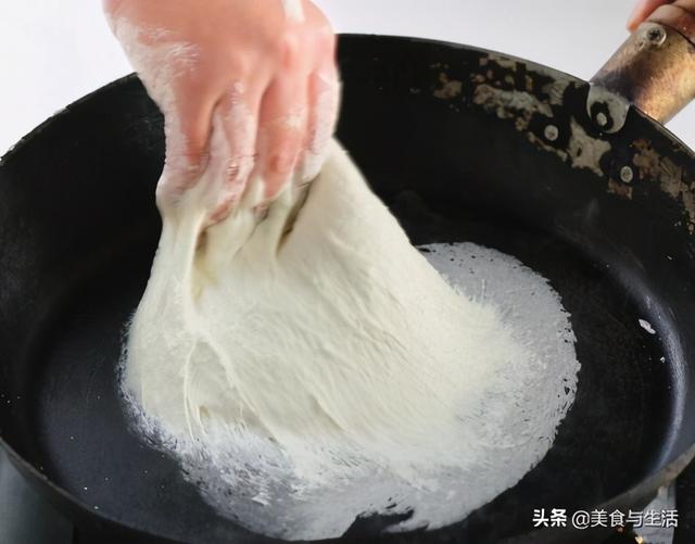 家庭自制春卷皮，煎饼果子面糊的做法（教你在家做春卷）