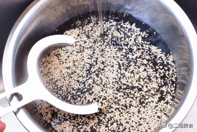 黑芝麻怎么炒熟，黑芝麻怎样算炒熟了（把黑芝麻和白芝麻下锅炒一炒）