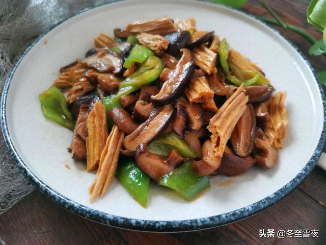 香菇怎么做最好吃，香菇怎样做既好吃又简单（秋季适合吃香菇缓解疲劳）