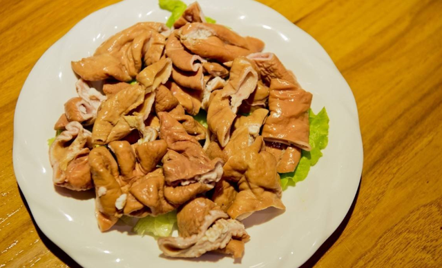 红烧肥肠怎么做合适，红烧肥肠的做法 最正宗的做法（大厨教你在家做红烧肥肠）