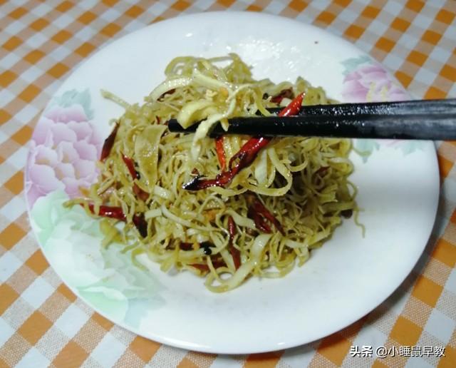 干豆腐丝怎么炒，葱油干豆腐怎么做（家常炒豆腐丝）