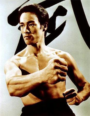 李小龙是怎么死的，李小龙怎么死的（功夫巨星李小龙死因到底是什么）