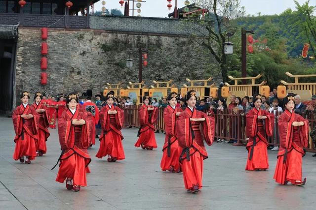 徽州古城始建于秦朝,是一座具有独特"城套城"风格的古城,景区内古民居