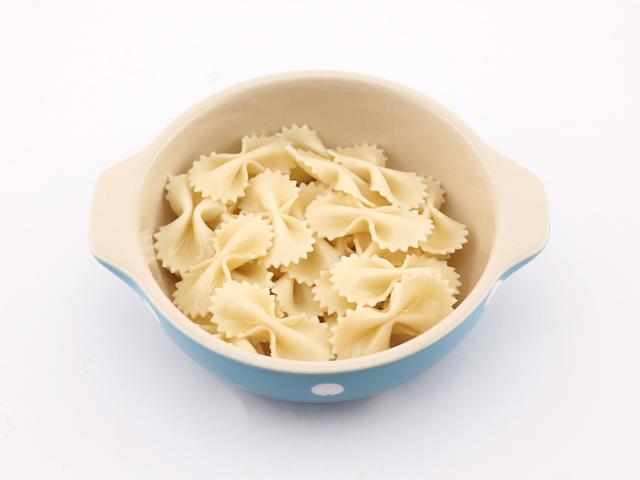 蝴蝶粉是用来干嘛的是什么做的，蝴蝶上的粉是干什么的（杂蔬虾仁蝴蝶粉，好吃有营养）