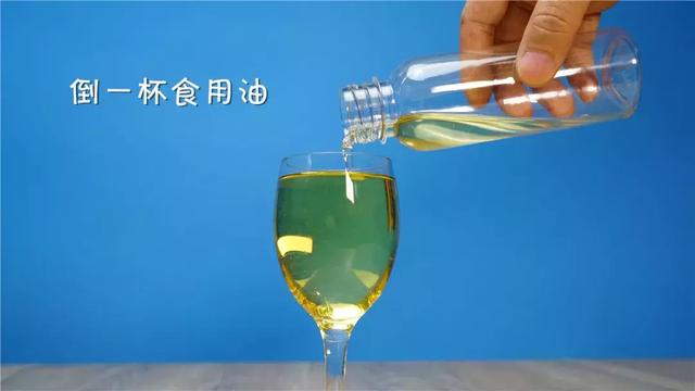 1升豆油等于多少斤，1升食用油等于多少斤油（放入油中的冰块上浮还是下沉）