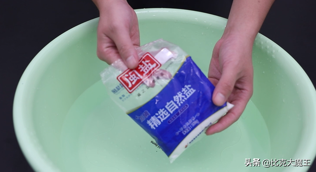 拖地有水印怎么办，拖完地有水痕怎么处理（清水拖地等于“白拖”）