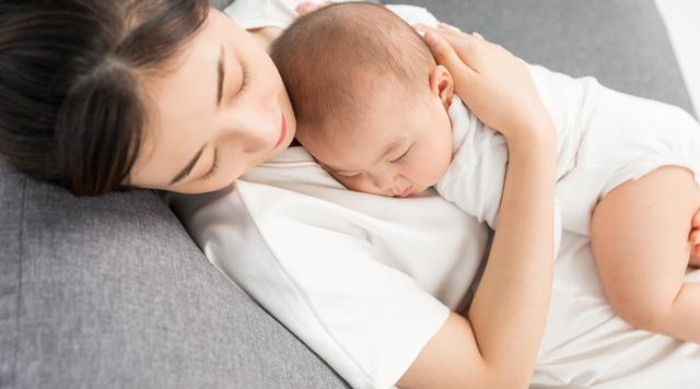 婴儿晚上跟谁睡重要吗，孩子从小跟谁睡真的很重要吗（婴儿一天睡二十个小时，和谁睡）