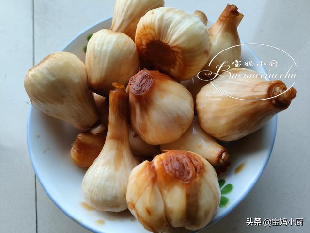 怎么样腌咸蒜好吃，自己动手腌咸蒜（实拍内蒙农村腌咸蒜）