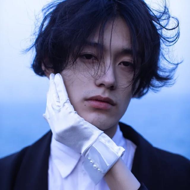 超级好看的白色头发男生头像微信，超级好看的白色头发男生头像（男生头像--眼前的黑不是黑）