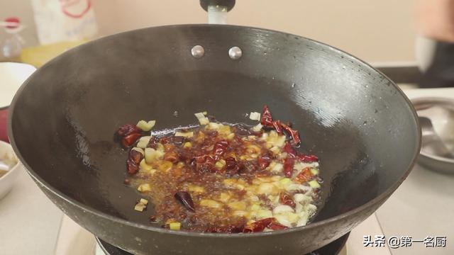 麻辣鸭血的做法，怎样做麻辣鸭血才好吃（鲜香滑嫩不破碎）