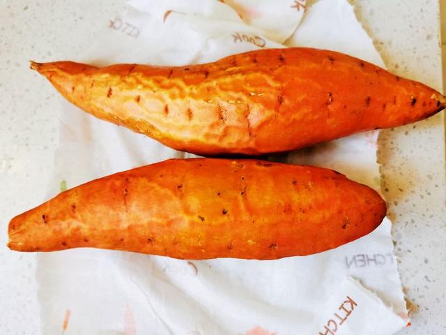 烤蜜薯用烤箱用多少温度烤多长时间，烤地瓜用烤箱用多少温度烤多长时间（蜜薯别总蒸着吃）