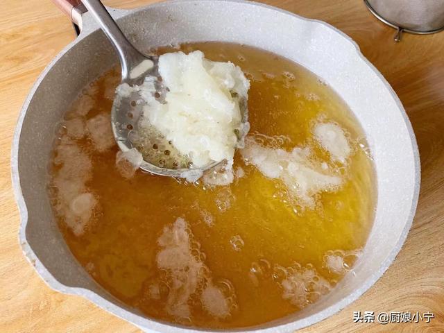 炸过的油怎么变清，炸过的食用油怎样变清（过年炸剩的旧油不要扔）